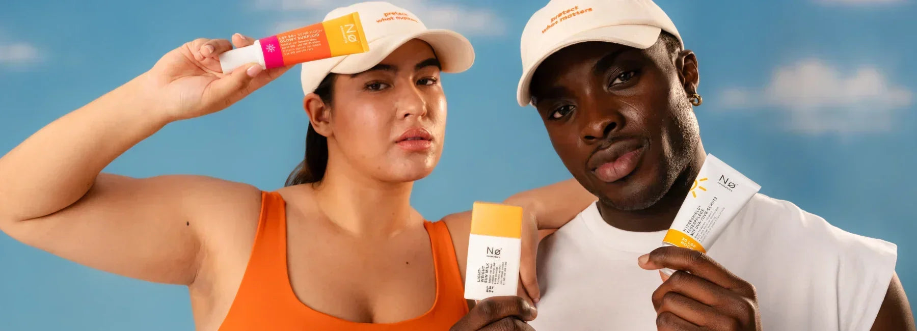 Eine Frau und ein Mann halten die 3 Sonnencremes von No Cosmetics in den Händen.