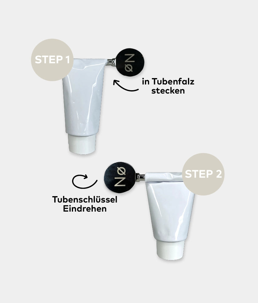 Wie man Tubenschlüssel anwendet: Schritt 1 = Tubenschlüssel in Tubenfalz stecken, Schritt 2 = Tubenschlüssel eindrehen