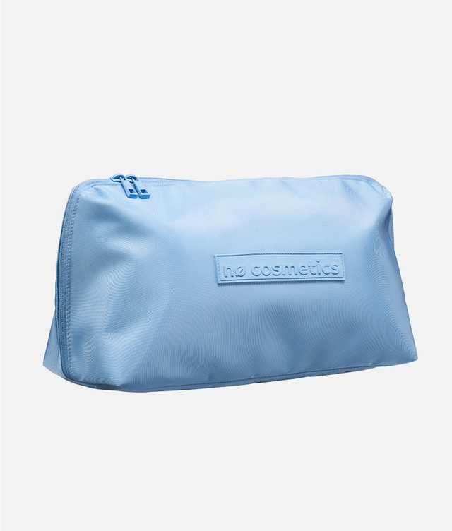 Geschlossenen Nø Cosmetics Adventskalendertasche auf grauem Hintergrund. 