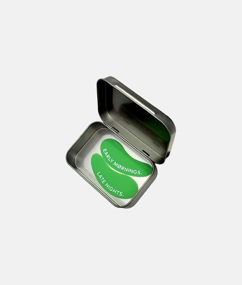 In einer Dose zur Aufbewahrung aus Metall befinden sich grüne widerverwendbare Augenpads von Nø Cosmetics.