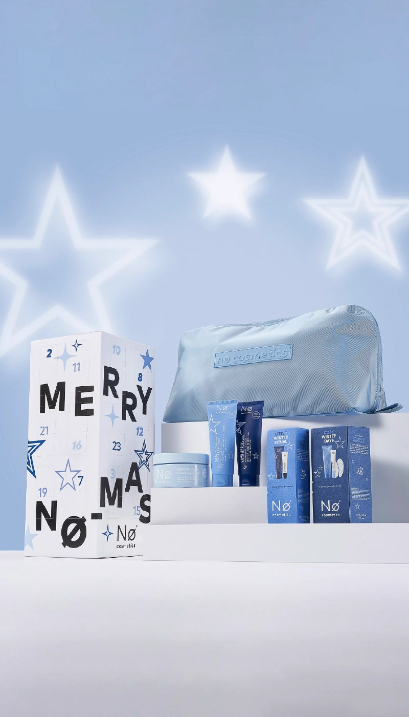 Nø Cosmetics Adventskalender mit Limited Editions auf einem Podest mit Stern-Icons auf blauem Hintergrund.
