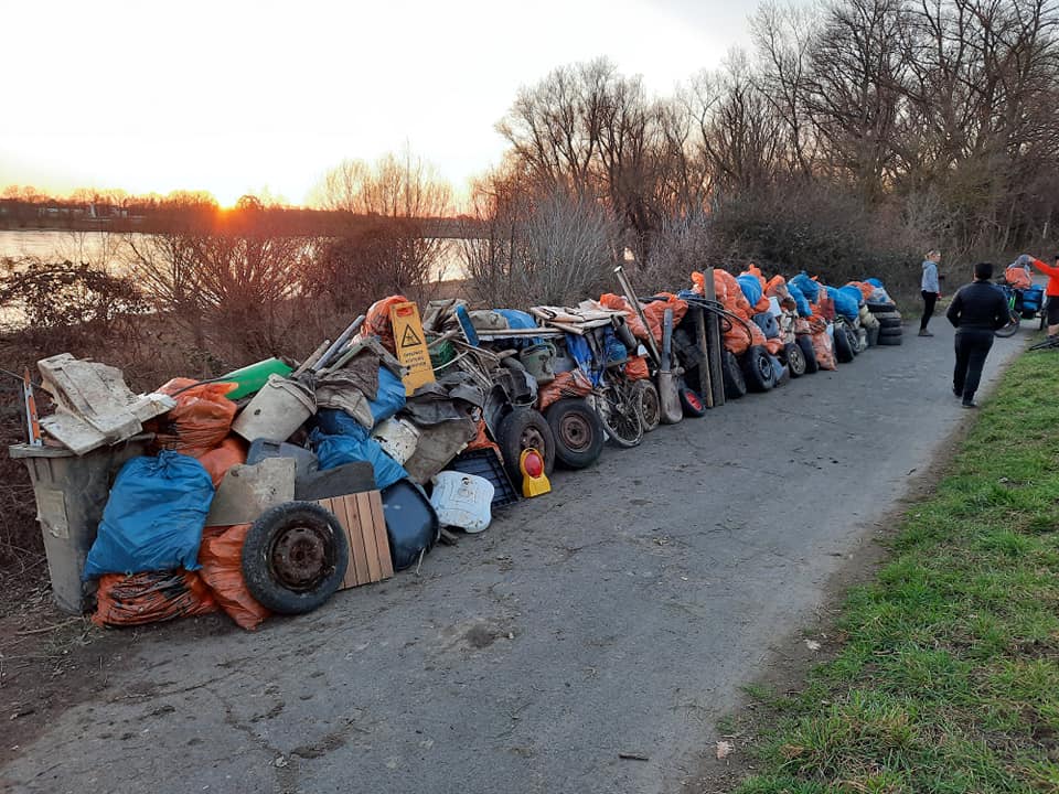 Am Wegesrand wurde Müll aus einer Müllsammel-Aktion am Rhein aufgeschichtet.