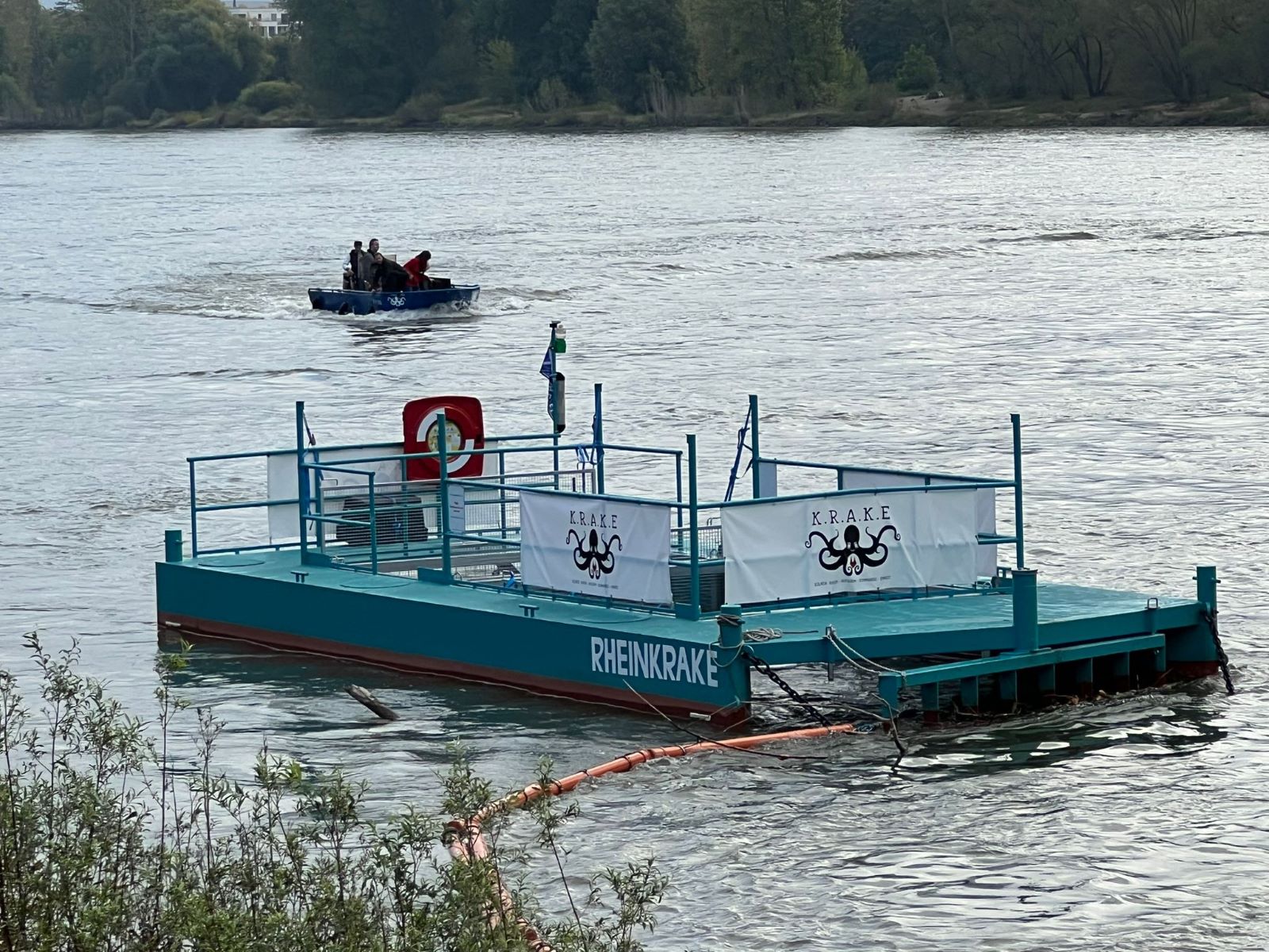 Die Rheinkrake sammelt schiwimmenden Müll aus dem Rhein.