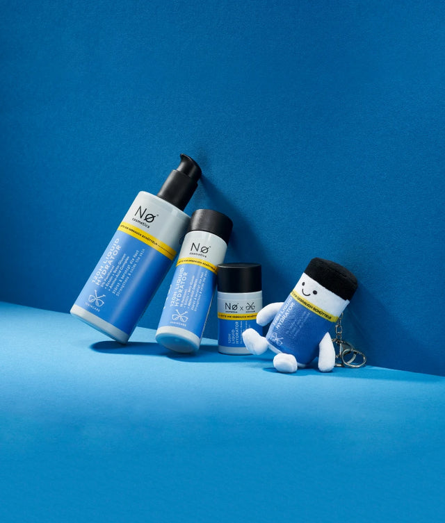 Liquid Hydrator in drei verschiedenen Größen neben einem Liquid Hydrator Charm auf blauem Hintergrund.