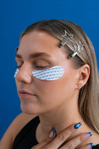 Person benutzt Nø Eyepatches unter beiden Augen.