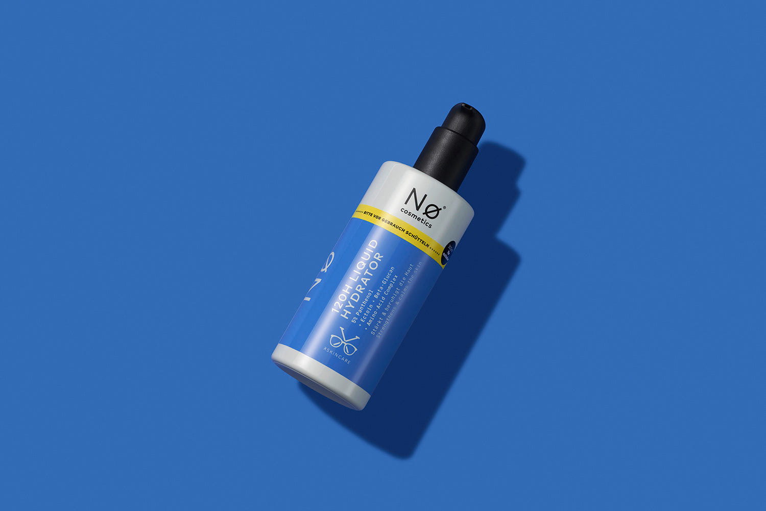 XL Liquid Hydrator liegend auf blauem Hintergrund.