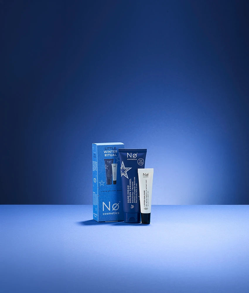 Nø Cosmetics Little Winter Ritual Set 2026 auf blauem Hintergrund.
