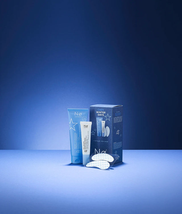 Nø Cosmetics Cozy Winter Days Set 2026 auf blauem Hintergrund.