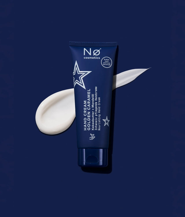 Produktbild der Hand Cream Golden Caramel von Nø Cosmetics auf blauem Hintergrund.