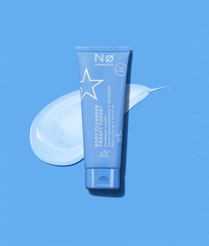 Produktbild des Body Cleanser Frosty Forest von Nø Cosmetics auf blauem Hintergrund.
