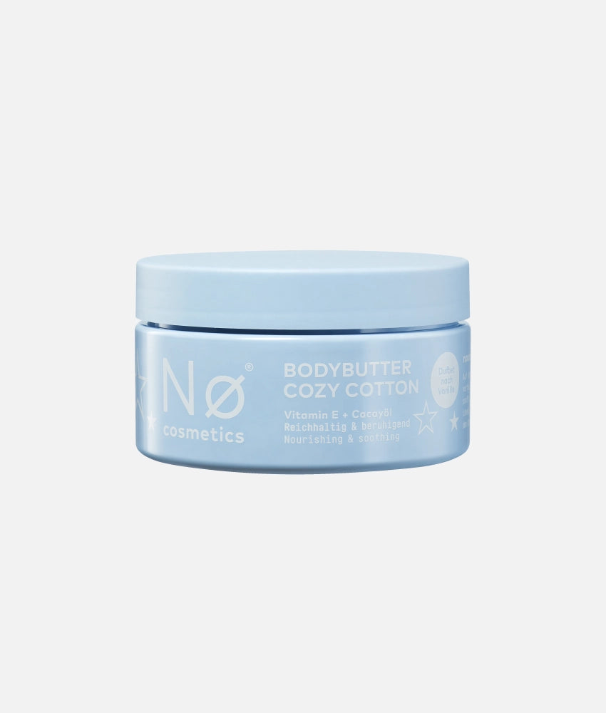 Winter 2026 Limited Edition Bodybutter Cozy Cotton von Nø Cosmetics auf grauem Hintergrund.