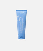 Winter 2026 Limited Edition Body Cleanser Frozy Forest von Nø Cosmetics auf grauem Hintergrund.