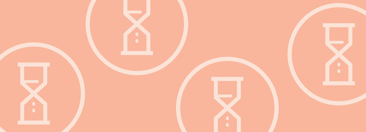 Grafik mit stilisierten Sanduhren auf apricotfarbenem Hintergrund als Symbol für Longevity.