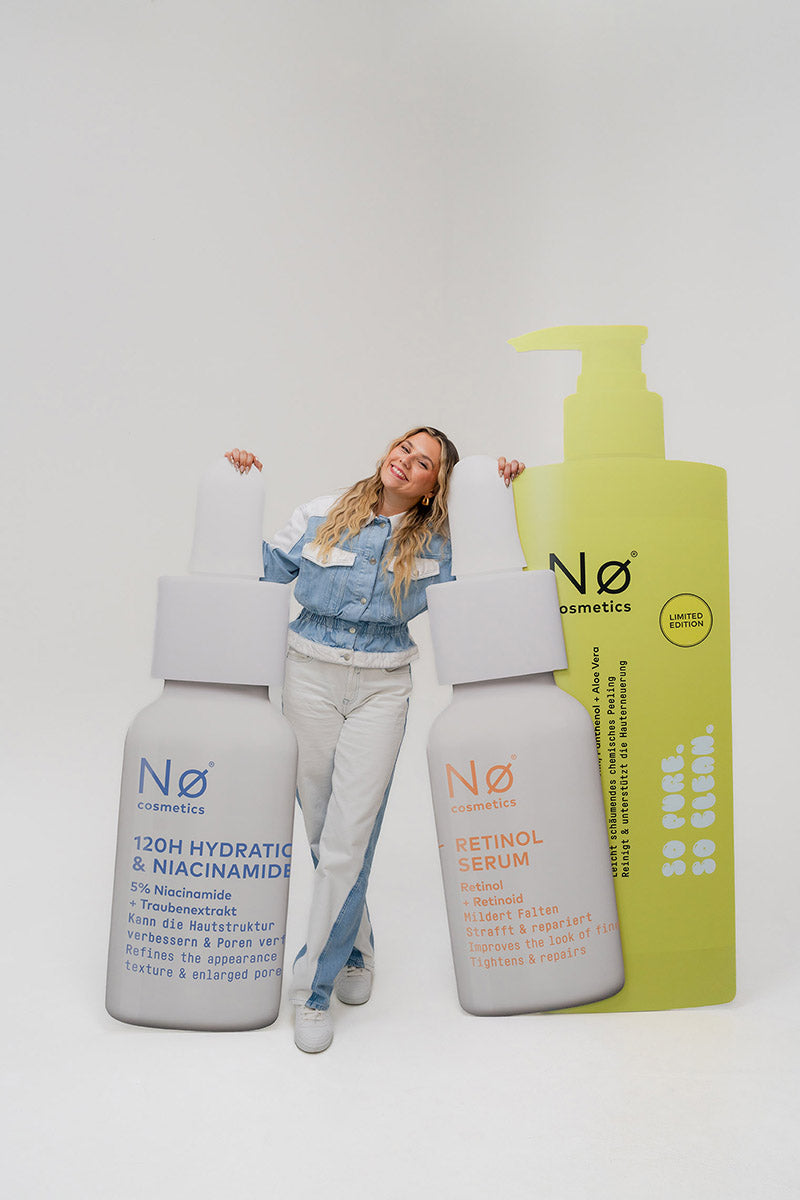 Caro mit Pappaufstellern der XL-Birthday Editions