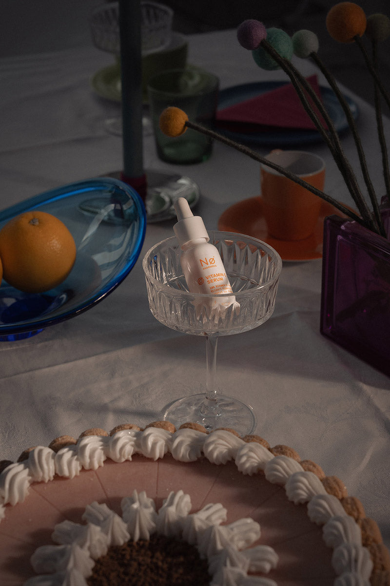XL Vitamin C Serum in einem Glas auf einem gedeckten Geburtstags-Tisch