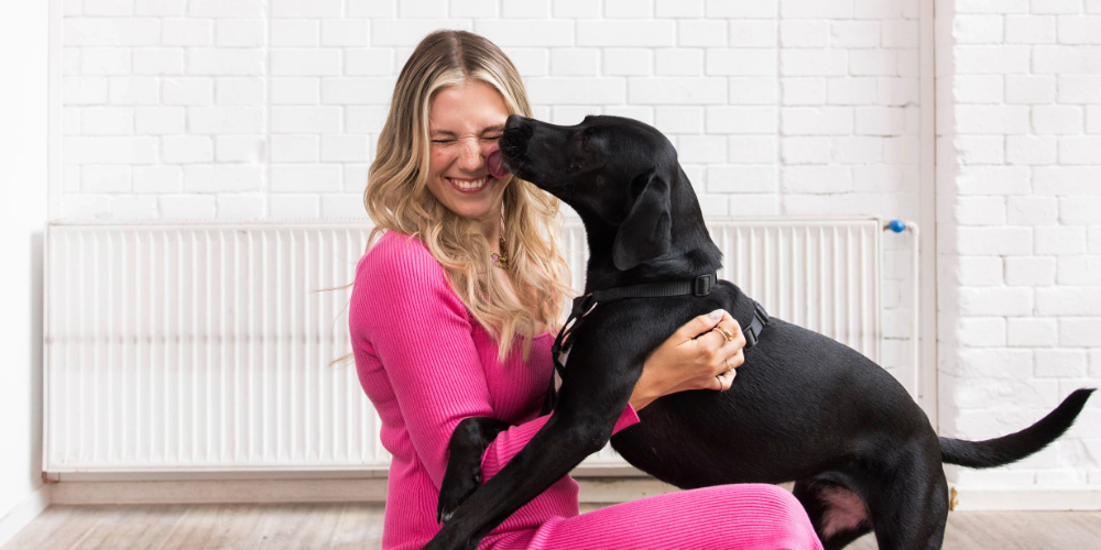 Caro Kroll mit einem Hund
