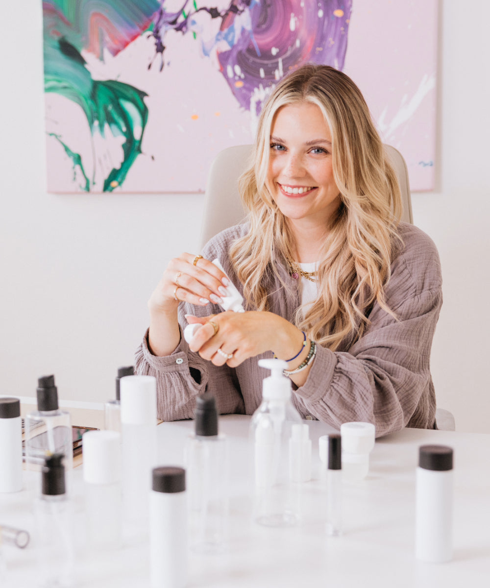 Caroline Kroll mit Produkten von Nø Cosmetics