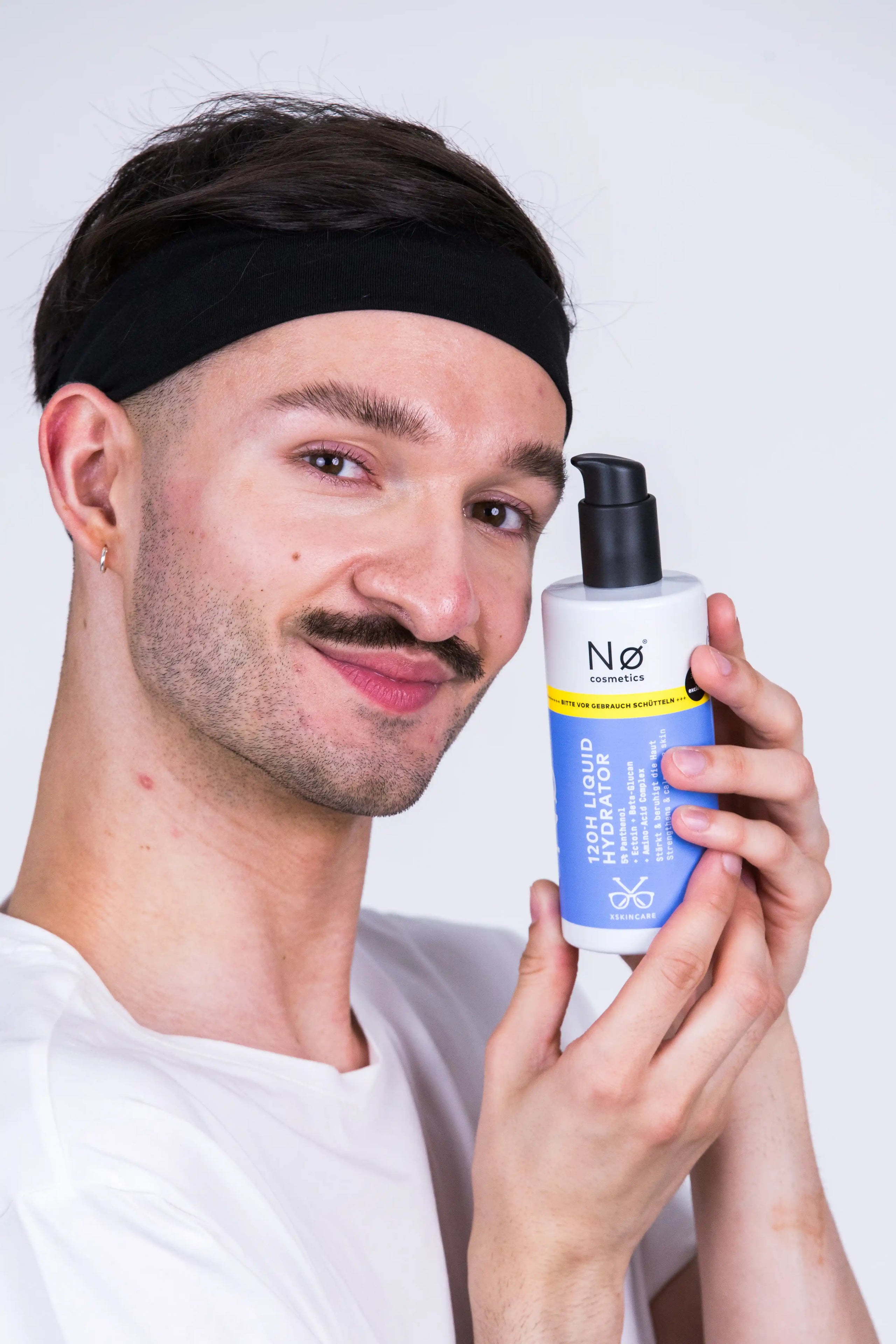 Sören mit dem Liquid Hydrator von Nø Cosmetics