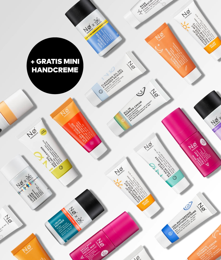 Mini Produkte von Nø Cosmetics ordentlich auf grauem Hintergrund angeordnet mit schwarzem Störer "+ Gratis Mini Handcreme".