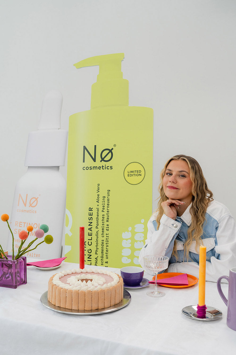 Caro Kroll am gedeckten Geburtstags-Tisch mit den XL Editionen einiger Produkte