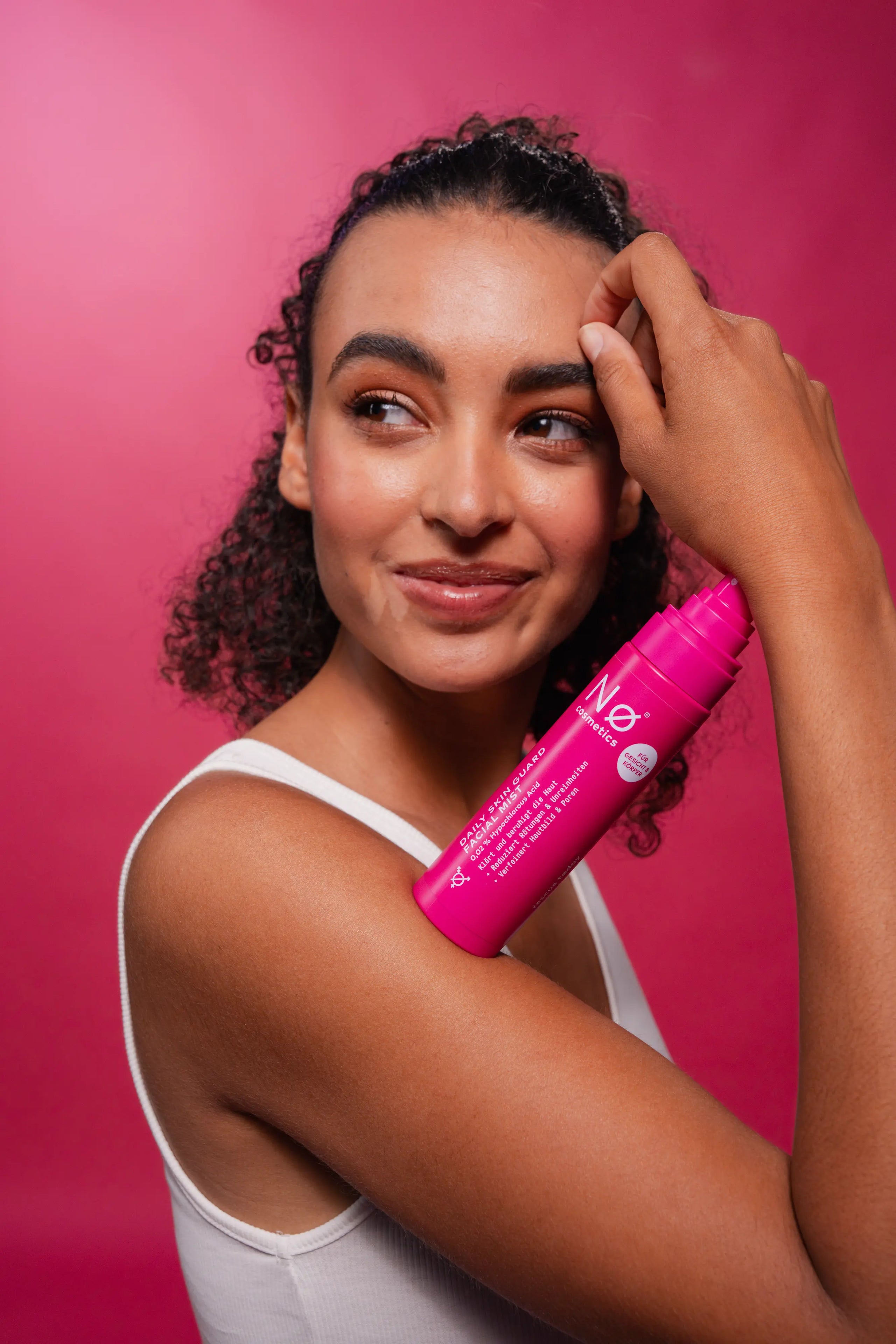 Person mit dem Daily Skin Guard Facial Mist von Nø Cosmetics