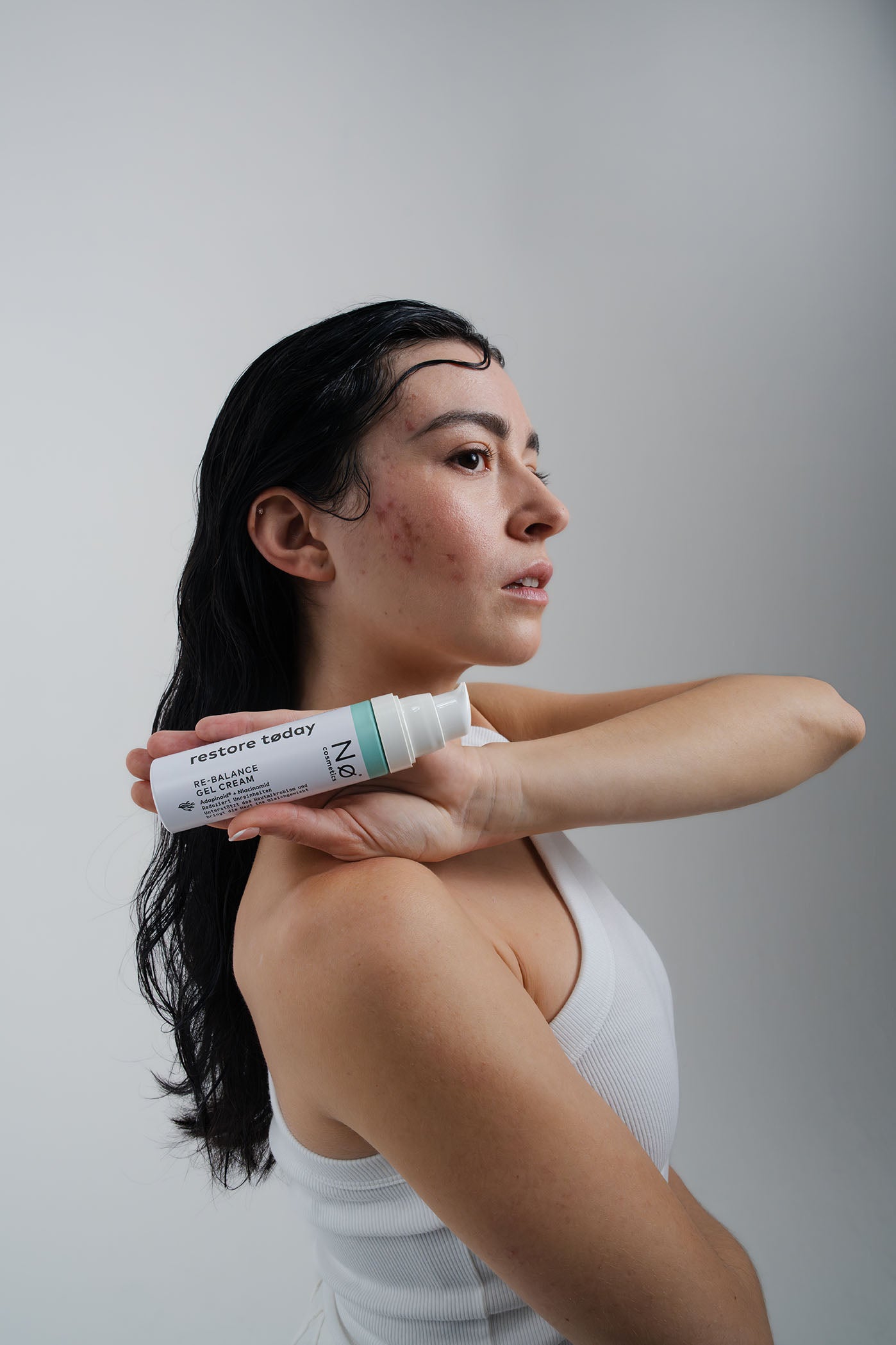 Person mit der Re-Balance Gel Cream restore tøday