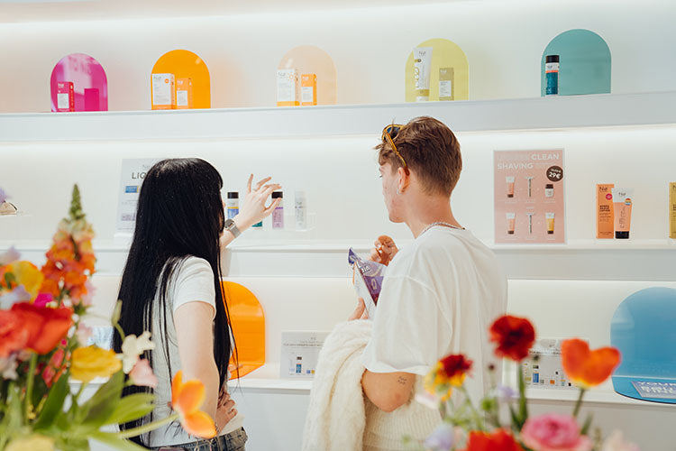 Zwei Personen vor dem Wandregal im Nø Cosmetics Store