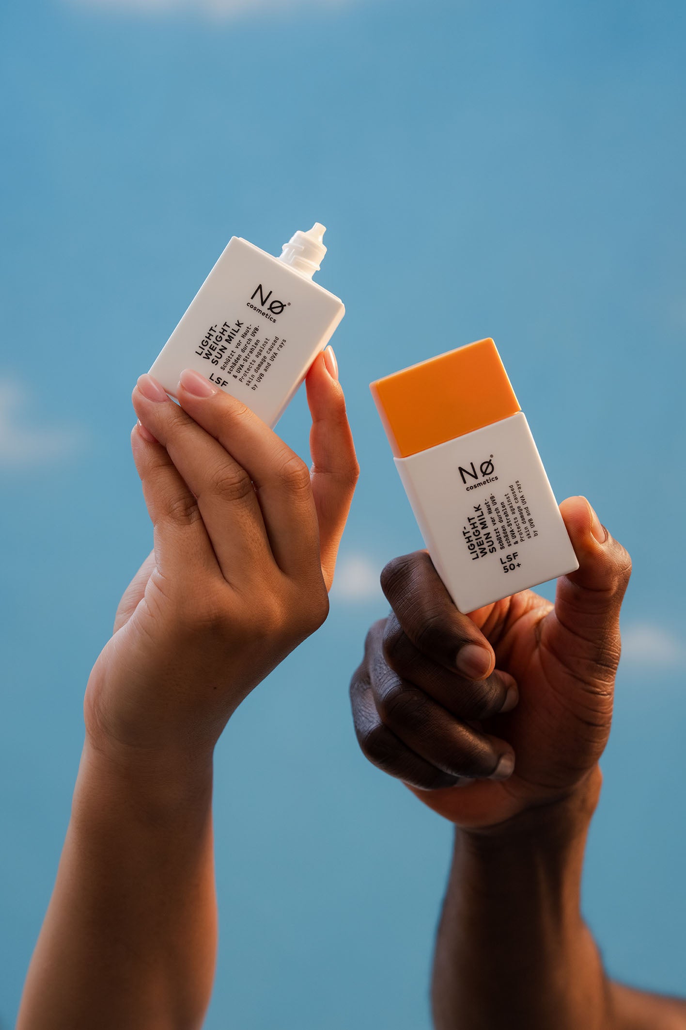 Lightweight Sun Milk von Nø Cosmetics wird gehalten