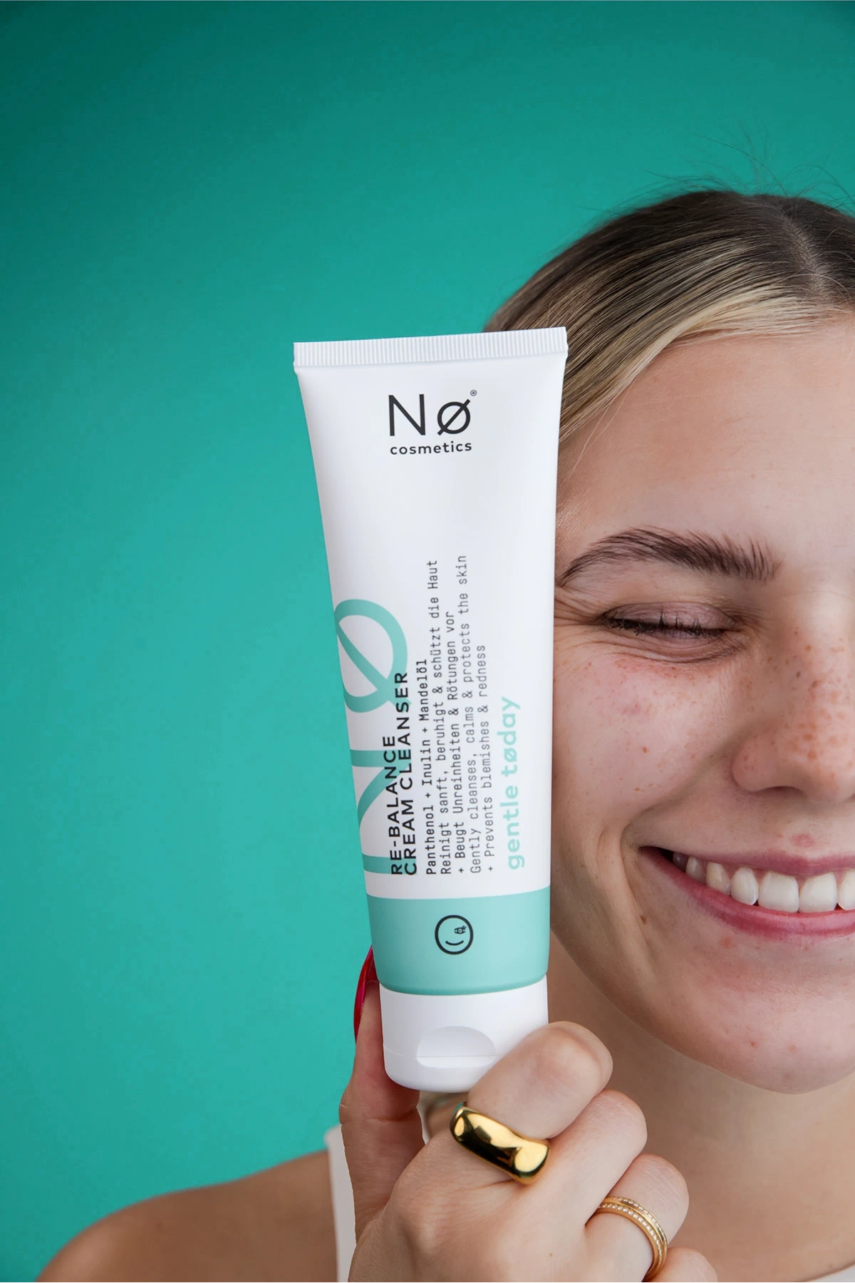 Caroline Kroll mit dem Re-Balance Cream Cleanser von Nø Cosmetics