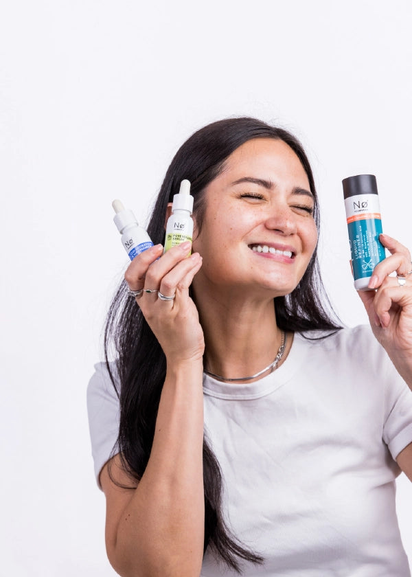 Person mit Produkten von Nø Cosmetics